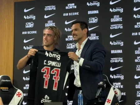 Spinelli é apresentado pelo Vasco e justifica escolha do número de Rayan: "Que venha com muitos gols"
