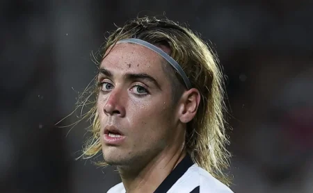 Spinelli, herói nos pênaltis, leva o Vasco à semifinal do Carioca em meio a vaias Spinelli, herói nos pênaltis, leva o Vasco à semifinal do Carioca em meio a vaias