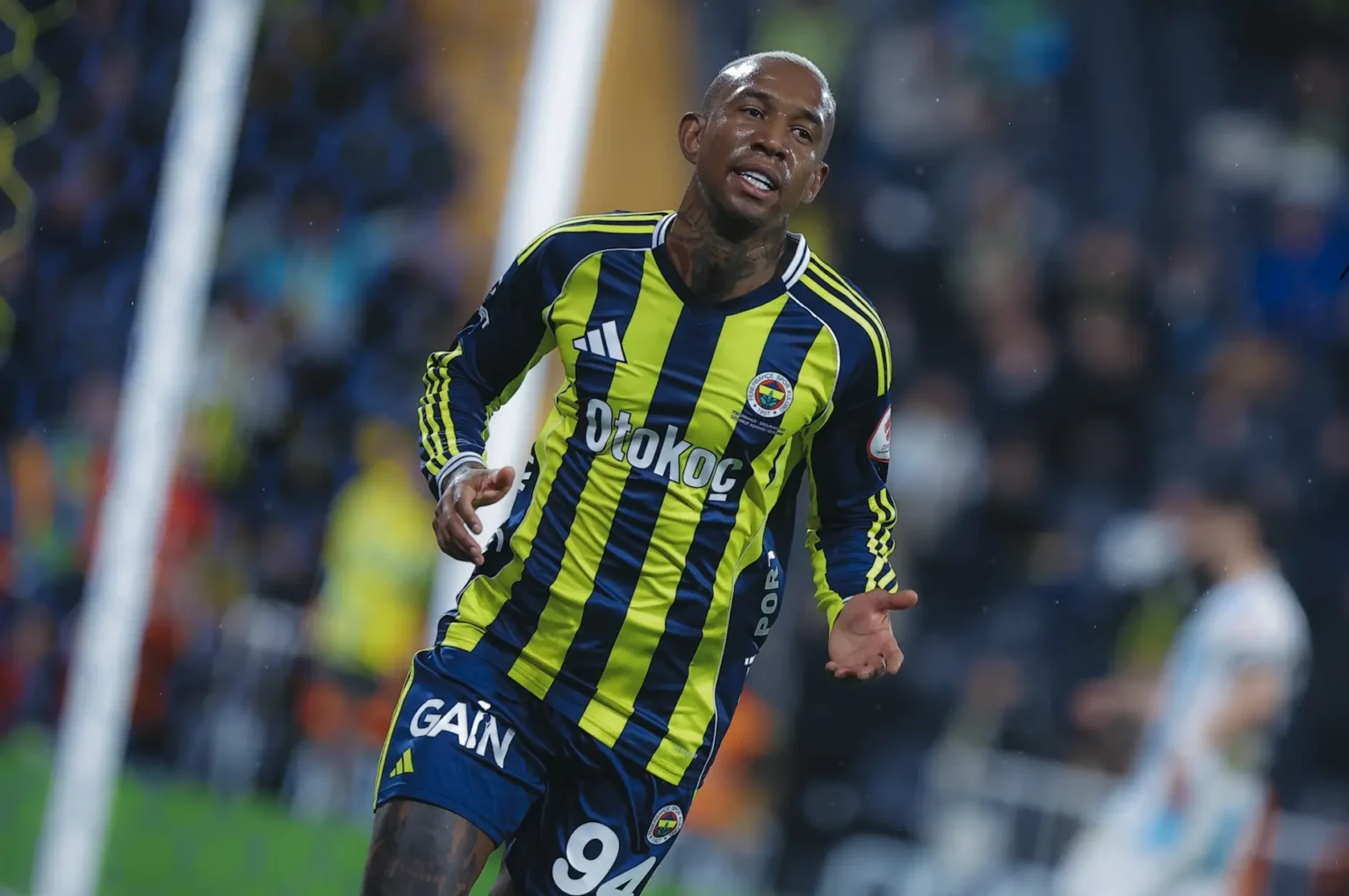 Talisca se destaca com dois gols na vitória do Fenerbahçe; Kanté acompanha a partida Talisca se destaca com dois gols na vitória do Fenerbahçe; Kanté acompanha a partida