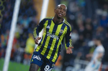 Talisca se destaca com dois gols na vitória do Fenerbahçe; Kanté acompanha a partida