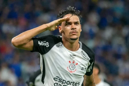 Tchoca celebra gol em empate do Corinthians após veto na Itália: "Para lavar a alma"