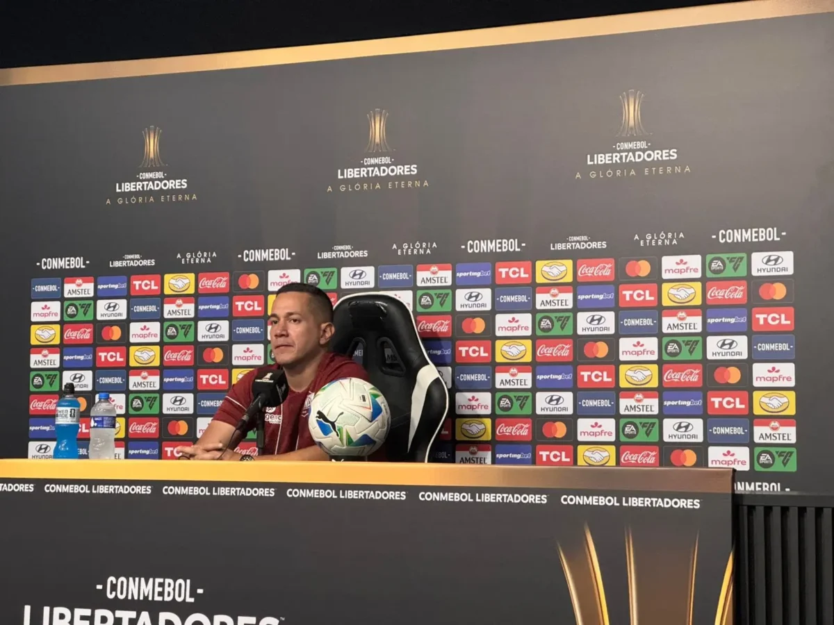 Técnico atribui lentidão na adaptação ao gramado à derrota do Potosí para o Botafogo: "Precisava ser mais rápido"