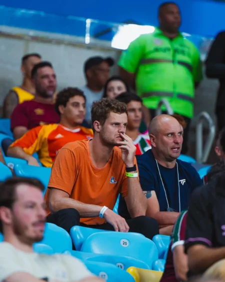 Tenista alemão celebra vitória do Fluminense sobre o Botafogo antes de estrear no Rio Open; veja