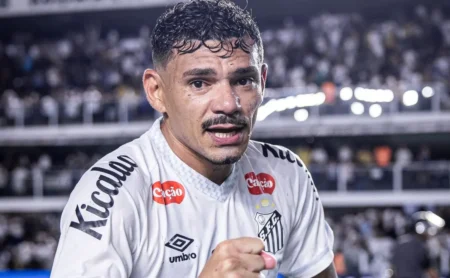 Tiquinho Soares perde espaço com Vojvoda e futuro no Santos é incerto