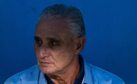 Tite ganha destaque interno no Cruzeiro e pressão se concentra fora da Toca da Raposa
