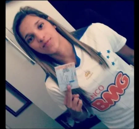 Torcedora fanática, "mascotinha" e sonho realizado: reforço do Cruzeiro vive momento único