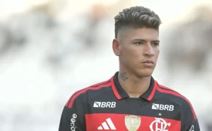 Torcedores do Flamengo cercam carro de Carrascal no Ninho e protestam contra Filipe Luís