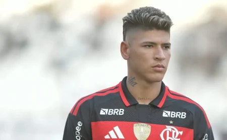 Torcedores do Flamengo cercam carro de Carrascal no Ninho e protestam contra Filipe Luís