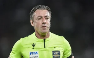 Torcedores do Atlético-MG protestam contra expulsão de Natanael e criticam Claus, além do VAR