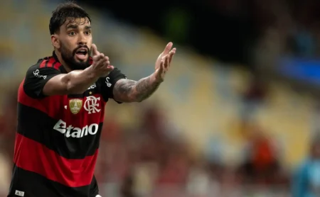 Torcida do Flamengo critica Filipe Luís após atuação de Lucas Paquetá contra o Lanús: “Sofre para jogar” Torcida do Flamengo critica Filipe Luís após atuação de Lucas Paquetá contra o Lanús: “Sofre para jogar”