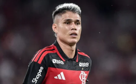 Torcida do Flamengo critica atuação de Luiz Araújo contra o Lanús: “Jogador de 2º tempo”