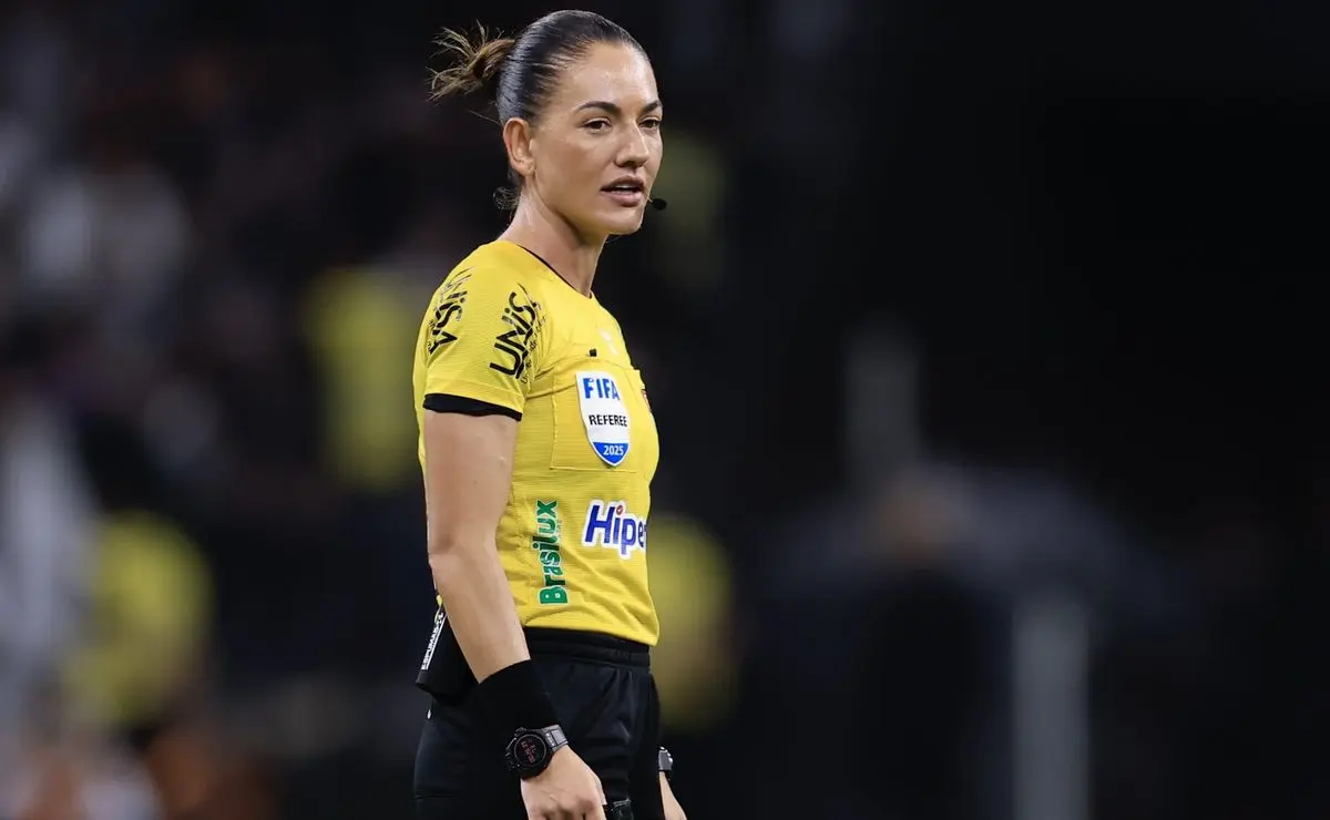 Torcida do São Paulo critica árbitra Daiane Muniz por não marcar pênalti contra o Bragantino Torcida do São Paulo critica árbitra Daiane Muniz por não marcar pênalti contra o Bragantino