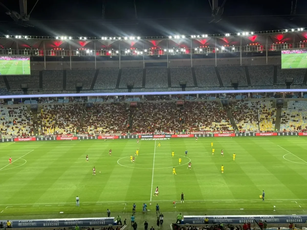 Torcida do Flamengo protesta no Maracanã com críticas ao time Torcida do Flamengo protesta no Maracanã com críticas ao time