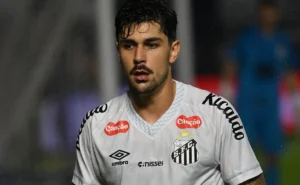 Torcida do Santos critica atuação de João Basso contra o São Paulo: “Vojvoda não confia na base”