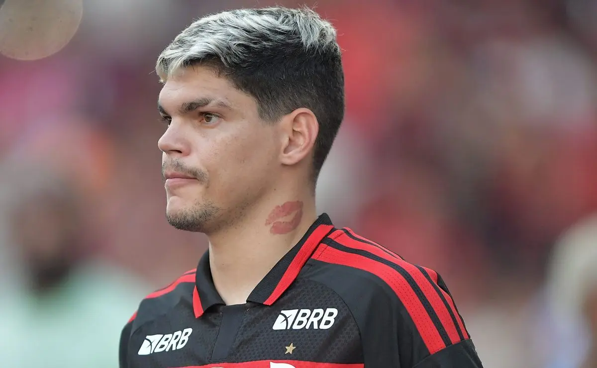 Torcida do Flamengo critica atitude de Ayrton Lucas em gol do Lanús: Nunca entregou nada Torcida do Flamengo critica atitude de Ayrton Lucas em gol do Lanús: "Nunca entregou nada"