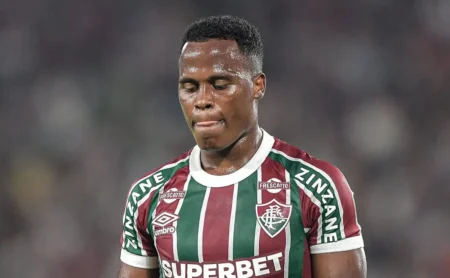 Torcida do Fluminense envia recado direto a Arias no Maracanã após acordo com o Palmeiras