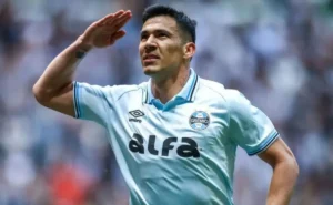 Torcida do Grêmio demonstra insatisfação com Balbuena e Wagner Leonardo: “Não temos zaga”