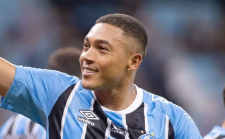 Torcida gremista apoia Carlos Vinícius e questiona menor visibilidade em relação a jogadores do Flamengo