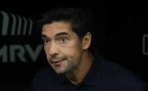 Torcida palmeirense critica decisão de Abel e prevê baixo público em Palmeiras x Vitória