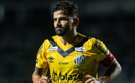 Transfer ban não impede saídas, mas Santos mantém João Basso e Tomás Rincón no elenco
