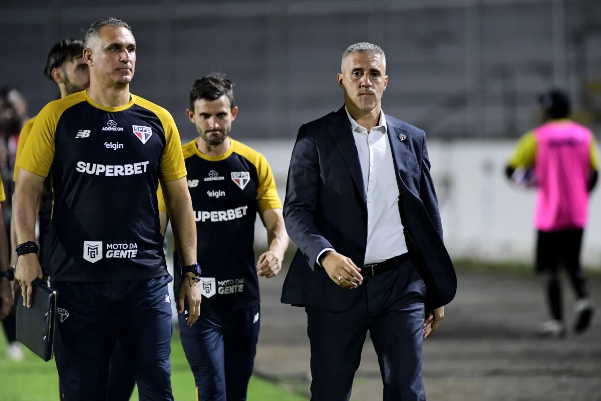 "União e estabilidade": Crespo celebra vaga do São Paulo e reforça busca por reforços