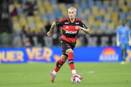 Varela afirma que o Flamengo mantém a ambição por títulos e aconselha Royal após vaias: "Já vivi isso"