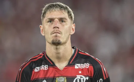 Varela revela pressão da torcida do Flamengo: “Não há tranquilidade” Varela revela pressão da torcida do Flamengo: “Não há tranquilidade”