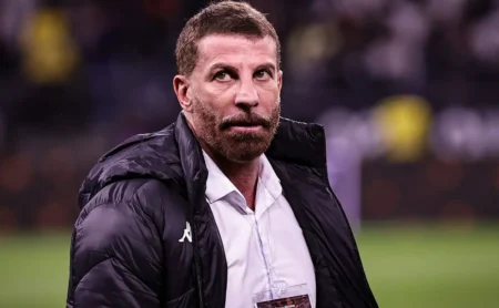 Vasco acelera busca por novo treinador e convoca reunião após demissão de Diniz