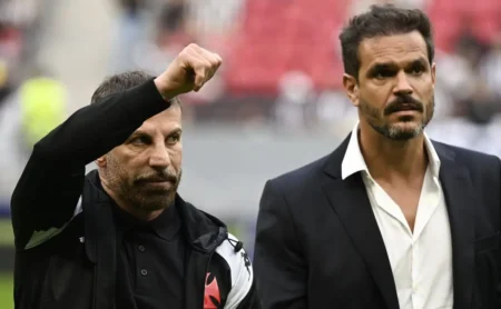 Vasco adia busca por outro atacante após contratação de Hinestroza, mas negociação sigilosa segue em andamento Vasco adia busca por outro atacante após contratação de Hinestroza, mas negociação sigilosa segue em andamento