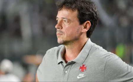 Vasco busca apenas mais um volante por empréstimo e planeja encerrar reforços após a chegada do atleta para Diniz. Vasco busca apenas mais um volante por empréstimo e planeja encerrar reforços após a chegada do atleta para Diniz.