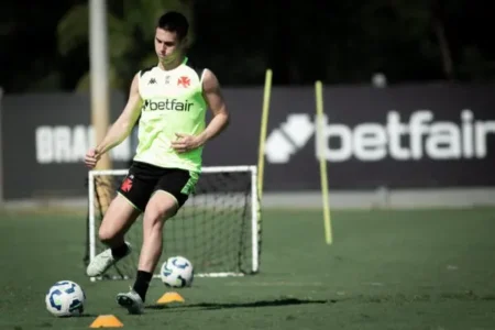 Vasco busca inspiração em casos recentes para reaver Estrella, rumo ao CRB Vasco busca inspiração em casos recentes para reaver Estrella, rumo ao CRB