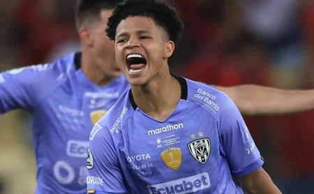 Vasco busca Patrick Mercado com apoio de Spinelli, mas enfrenta concorrência do Sevilla