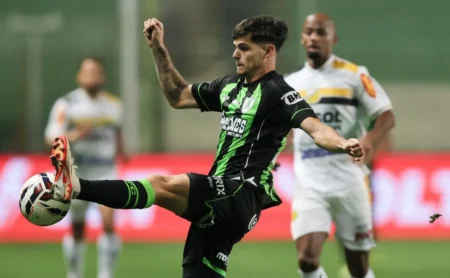 Vasco contrata Paulinho, lateral-esquerdo do América-MG, como 6º reforço para 2026