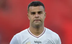 Vasco define acerto final com Alisson, do São Paulo, após acordo salarial.