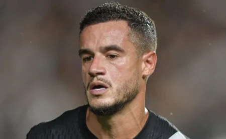Vasco define futuro de substituto de Coutinho e planeja reforço de meio-campista na próxima janela.