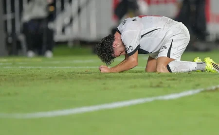 Vasco é derrotado pelo Bahia em São Januário e entra no Z-4 do Brasileirão