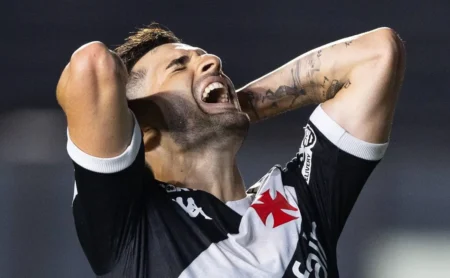 Vasco encaminha empréstimo de Benjamín Garré ao Aris Salónica, da Grécia, após passagem discreta