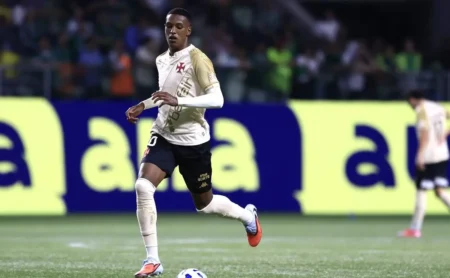 Vasco estende empréstimo de Robert Renan e analisa desempenho para possível compra.