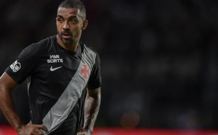 Vasco impede a ida de Paulo Henrique para o Grêmio e estipula valor elevado pelo lateral-direito Vasco impede a ida de Paulo Henrique para o Grêmio e estipula valor elevado pelo lateral-direito