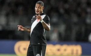 Vasco inicia reformulação no elenco e avalia saídas de David, Tchê Tchê e Estrella na janela de transferências