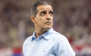 Vasco intensifica busca por técnico e Renato Paiva se destaca, informa portal