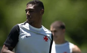 Vasco negocia empréstimo de Lyncon ao CRB; clube pode ter até 13 saídas