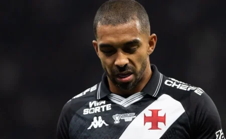 Vasco não planeja liberar Paulo Henrique, mesmo com sondagens do exterior Vasco não planeja liberar Paulo Henrique, mesmo com sondagens do exterior