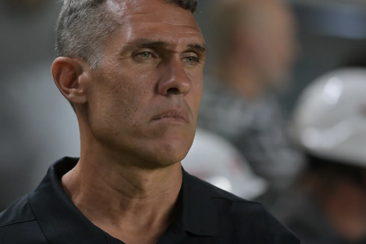 Vasco presenteia Neymar com dois gols e afunda na lanterna do campeonato