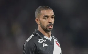 Vasco resiste a novas perdas e rejeita proposta do Grêmio por Paulo Henrique