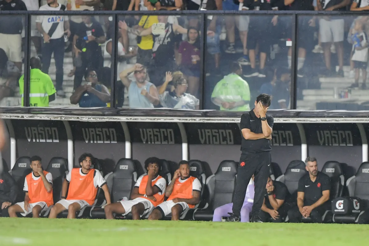 Vasco: Torcedores protestam contra Diniz e jogadores após derrota para o Bahia