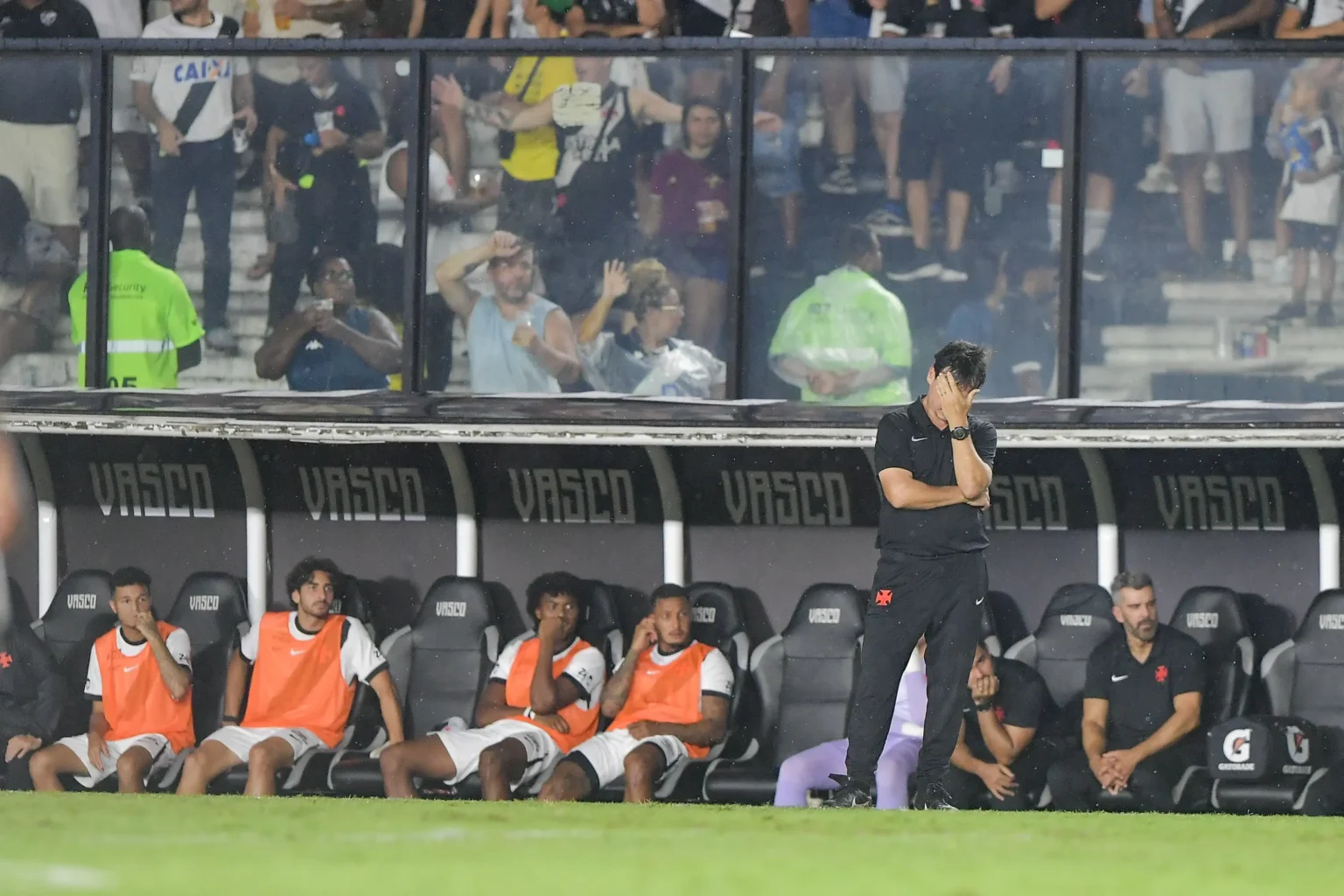 Vasco: Torcedores protestam contra Diniz e jogadores após derrota para o Bahia