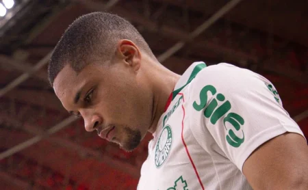 Vídeo mostra Vitor Roque empurrando árbitro em partida entre Internacional e Palmeiras