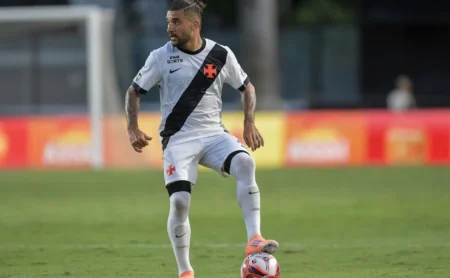 Victor Luís, do Vasco, na mira do Internacional: clube avalia proposta