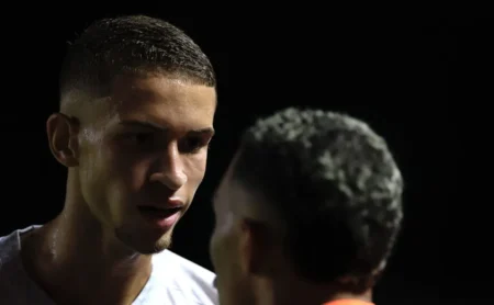 Vinícius Lira influencia mudança de planos no Santos e reforço na lateral é reconsiderado pela diretoria